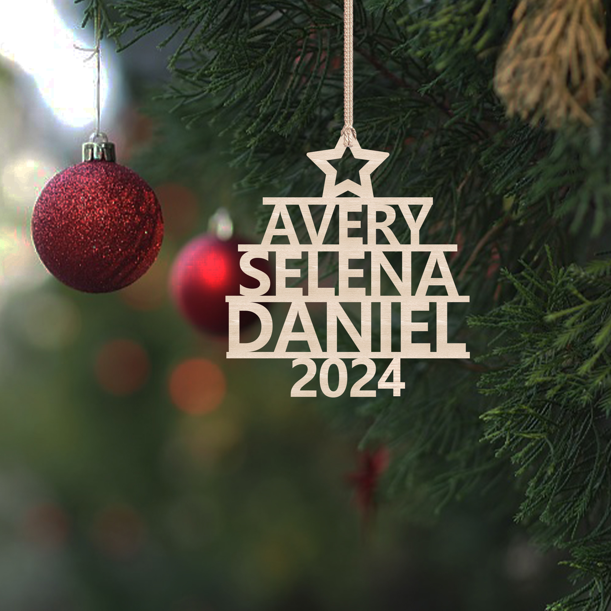 Ornamento navideño de madera árbol de nombres con 3 nombres y año personalizados