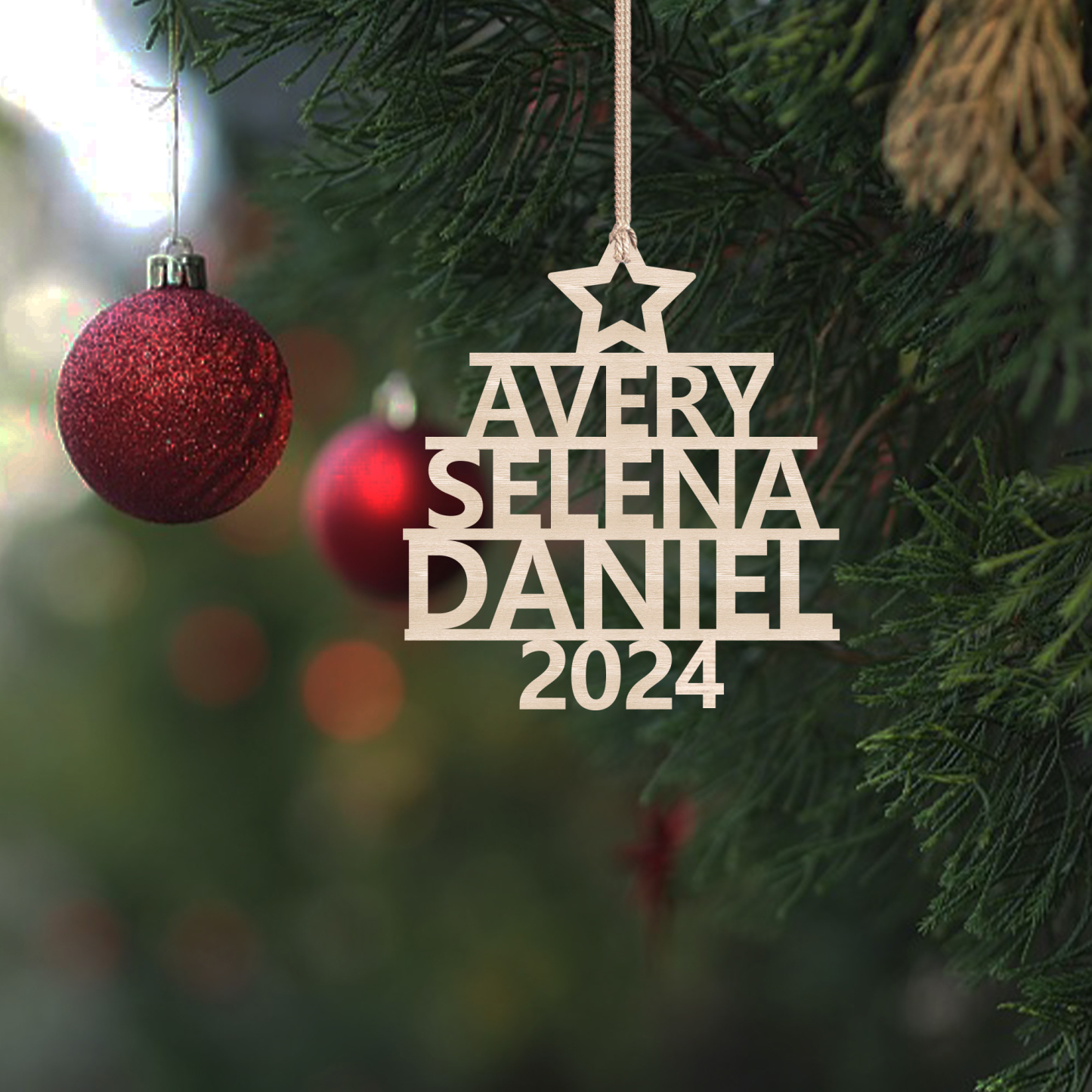 Ornamento navideño de madera árbol de nombres con 3 nombres y año personalizados