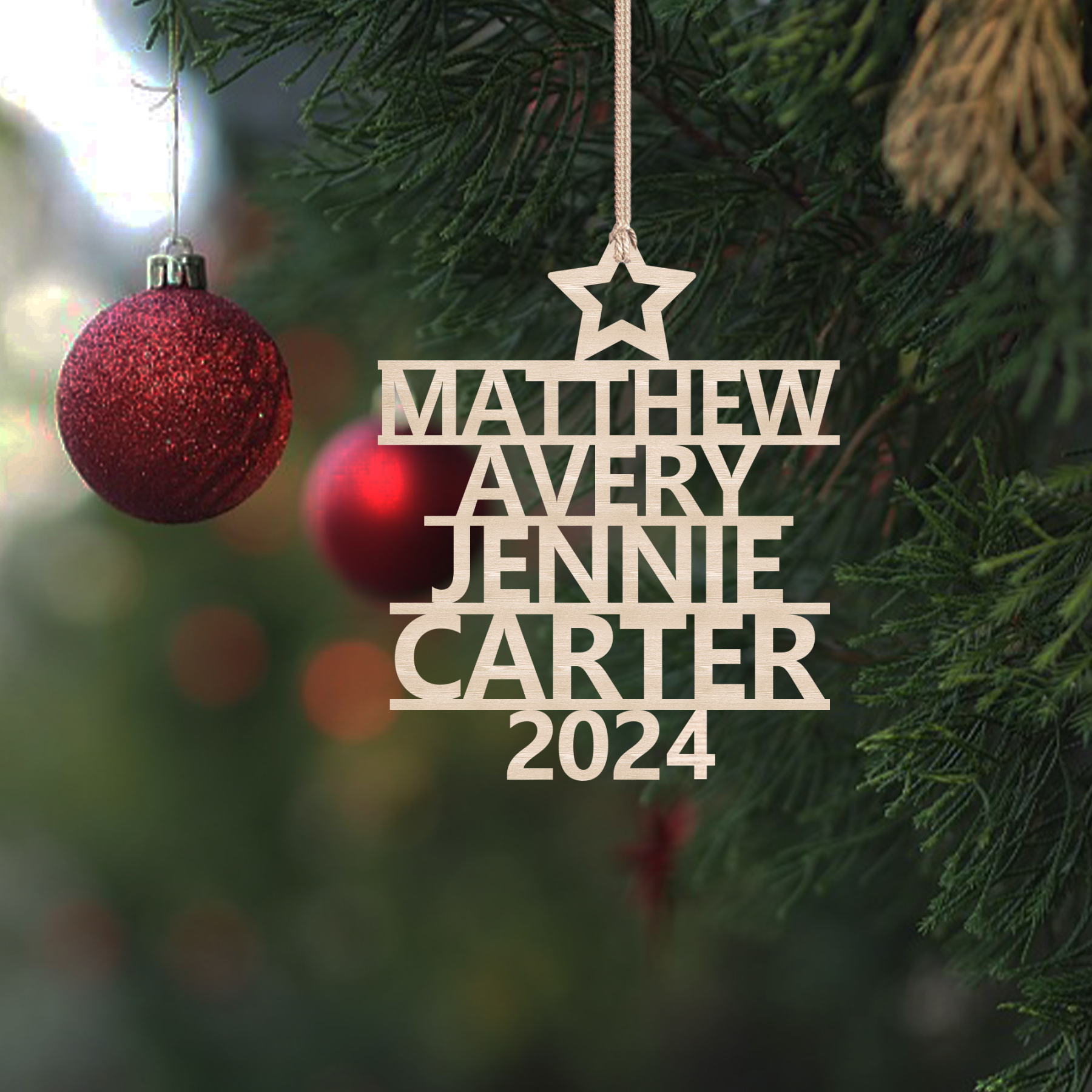 Ornamento navideño de madera árbol de nombres con 4 nombres y año personalizados