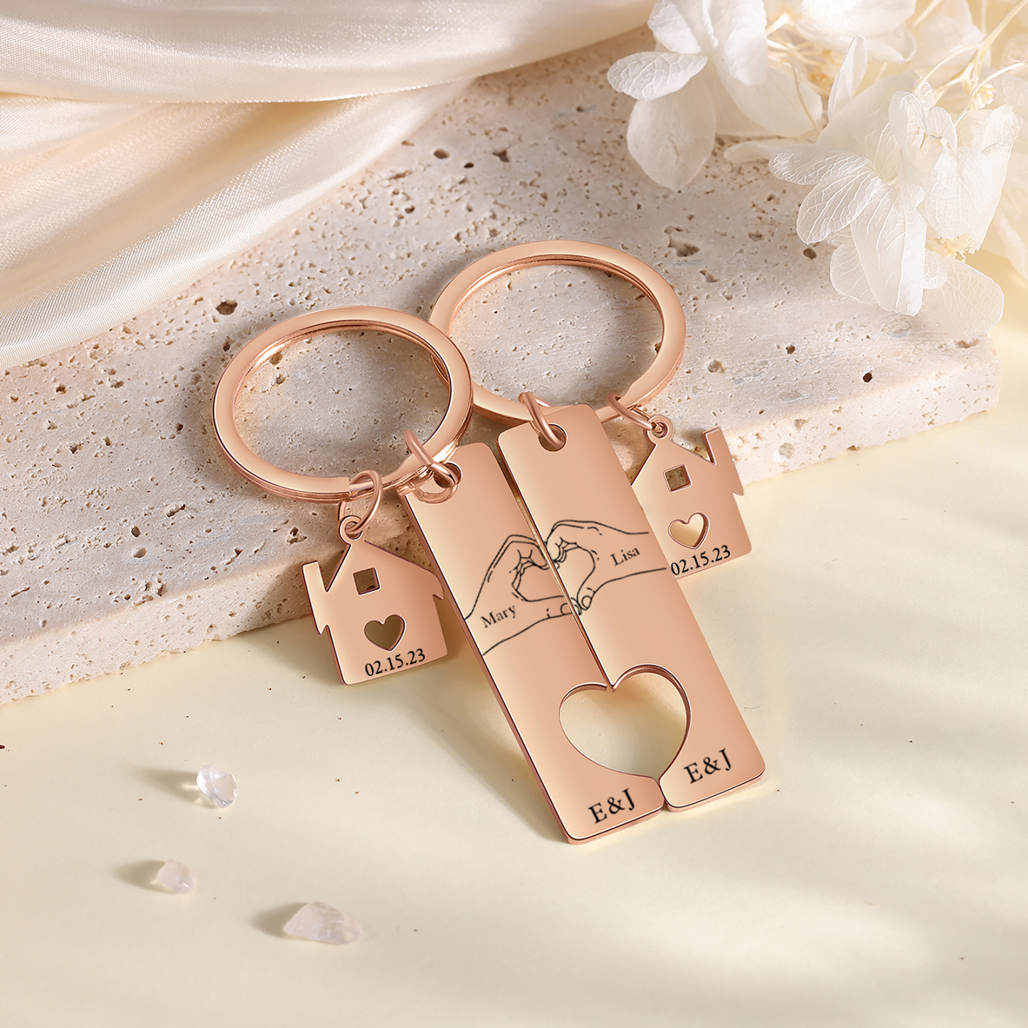 Llavero para pareja posando corazón con manos 2 nombres, 2 letras personalizados con fecha dije de casa-Jessemade ES