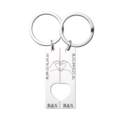 Llavero con corazón encajado para pareja posando corazón con manos 2 letras personalizadas con texto-Jessemade ES