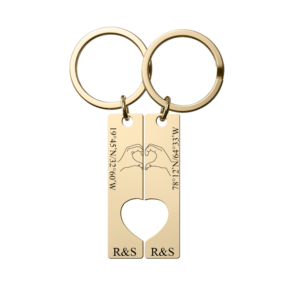 Llavero con corazón encajado para pareja posando corazón con manos 2 letras personalizadas con texto-Jessemade ES