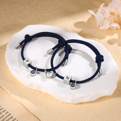 Pulsera de cuerda para pareja personalizada con 2 letras con proyección de foto y dije de corazón magnético-Jessemade ES