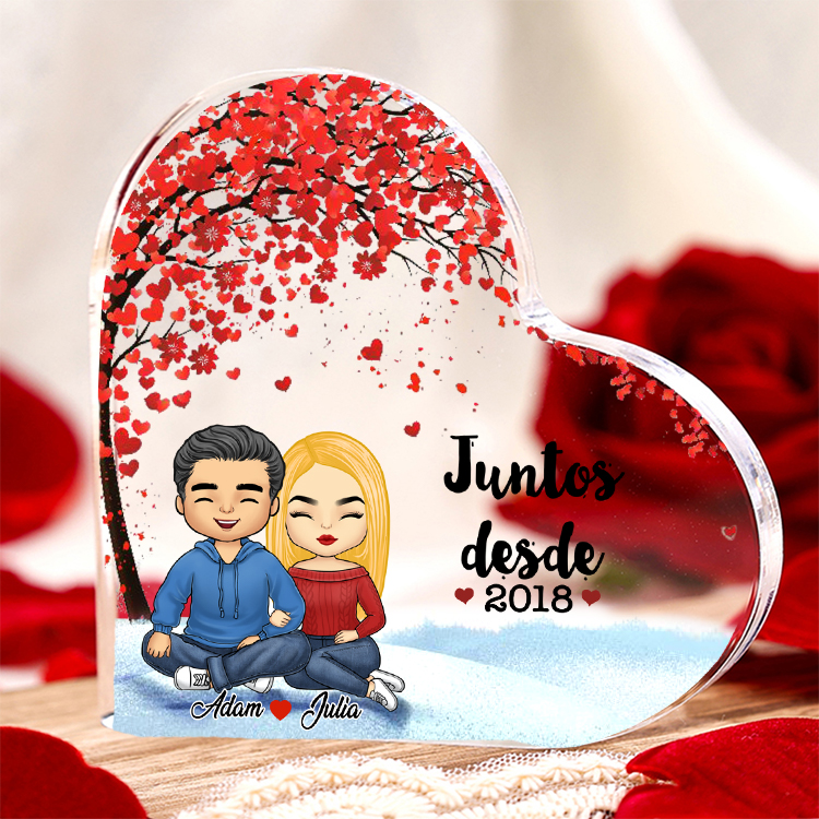 Placa de acrílico en forma de corazón con 2 nombres, año y figuras personalizados