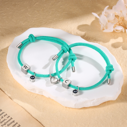 Pulsera de cuerda para pareja personalizada con 2 letras con proyección de foto y dije de corazón magnético-Jessemade ES