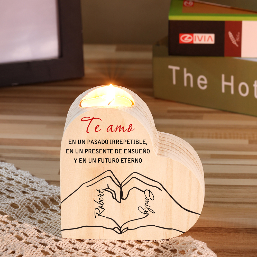 Candelero de madera posando corazón con manos para pareja sin vela personalizado con 2 nombres-Jessemade ES