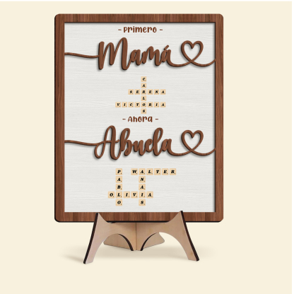 Marco decorativo personalizado de madera «Primero mamá, ahora abuela» con nombres en forma de crucigrama