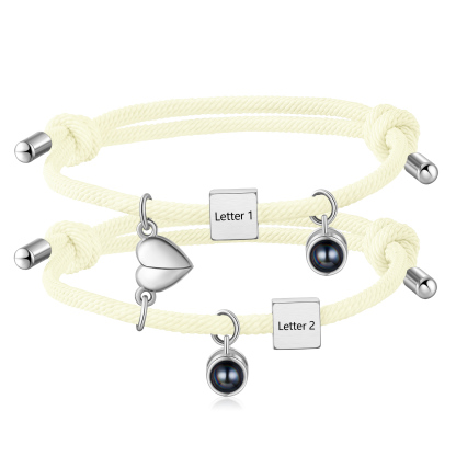Pulsera de cuerda para pareja personalizada con 2 letras con proyección de foto y dije de corazón magnético-Jessemade ES