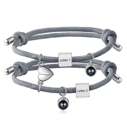 Pulsera de cuerda para pareja personalizada con 2 letras con proyección de foto y dije de corazón magnético-Jessemade ES