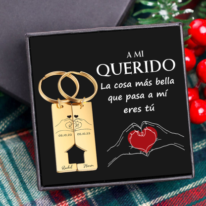 A mi querido-Llavero con casa encajada para pareja posando corazón con manos 2 nombres, 2 letras personalizadas con fecha-Jessemade ES