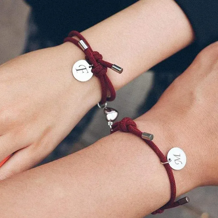 Pulseras de cuerda para pareja con dije de corazón magnético 2 letras personalizadas-Jessemade ES