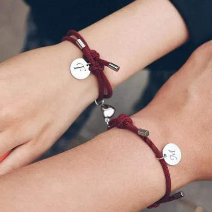 Pulseras de cuerda para pareja con dije de corazón magnético 2 letras personalizadas-Jessemade ES