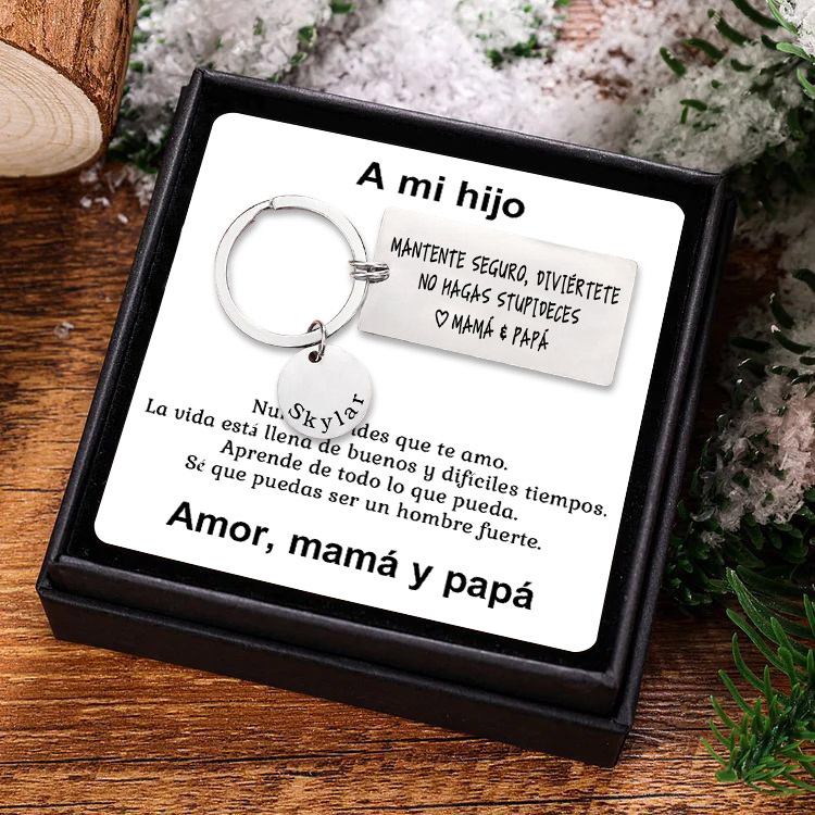Llavero de placa "MANTENTE SEGURO, DIVIÉRTETE, NO HAGAS STUPIDECES" a hijo de padres 1 nombre personalizado-Jessemade ES