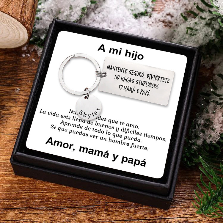 Llavero de placa "MANTENTE SEGURO, DIVIÉRTETE, NO HAGAS STUPIDECES" a hijo de padres 1 nombre personalizado-Jessemade ES