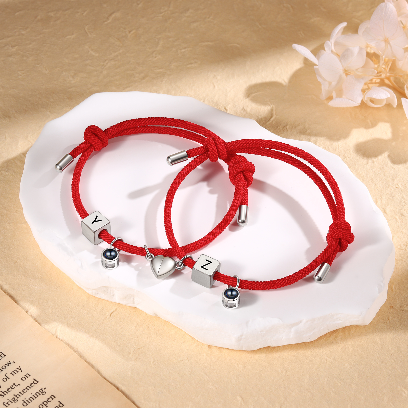 Pulsera de cuerda para pareja personalizada con 2 letras con proyección de foto y dije de corazón magnético-Jessemade ES