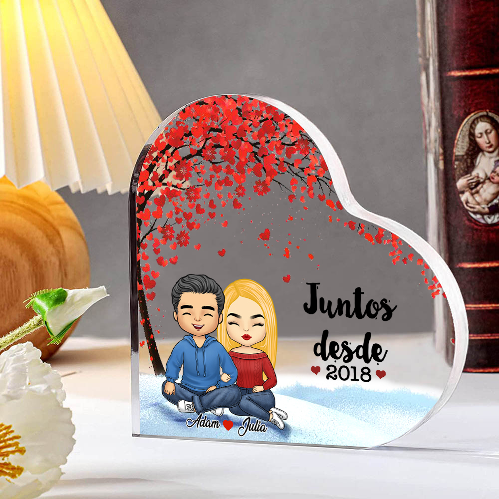 Placa de acrílico en forma de corazón con 2 nombres, año y figuras personalizados