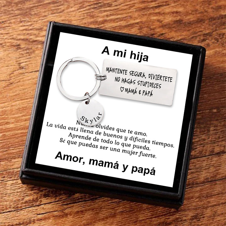 Llavero de placa "MANTENTE SEGURA, DIVIÉRTETE, NO HAGAS STUPIDECES" a hija de padres 1 nombre personalizado-Jessemade ES
