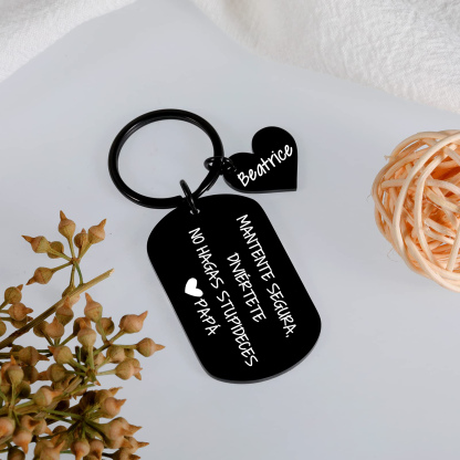 Llavero de placa "MANTENTE SEGURA, DIVIÉRTETE, NO HAGAS STUPIDECES" a hija de padres 1 nombre personalizado-Jessemade ES