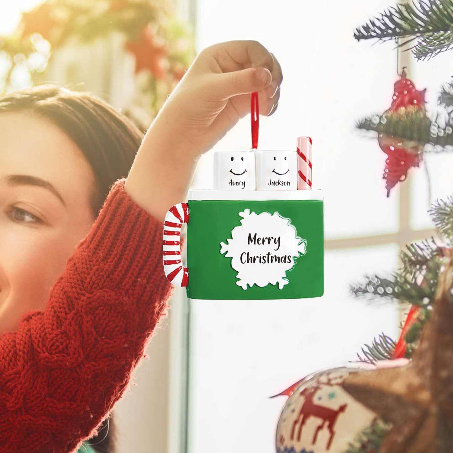 Navidad-Ornamento muñecos navideño de madera taza 2 nombres y 1 texto personalizados adorno del árbol-Jessemade ES