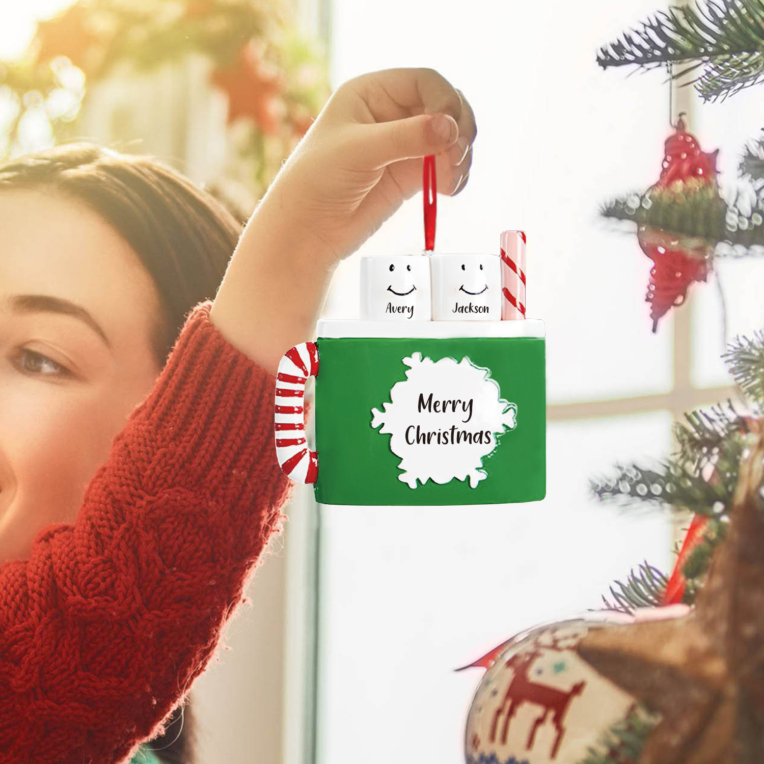 Navidad-Ornamento muñecos navideño de madera taza 2 nombres y 1 texto personalizados adorno del árbol-Jessemade ES