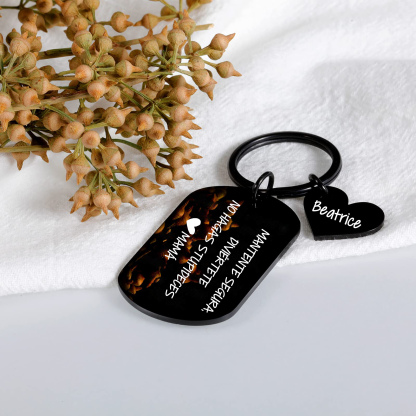 Llavero de placa "MANTENTE SEGURA, DIVIÉRTETE, NO HAGAS STUPIDECES" a hija de padres 1 nombre personalizado-Jessemade ES