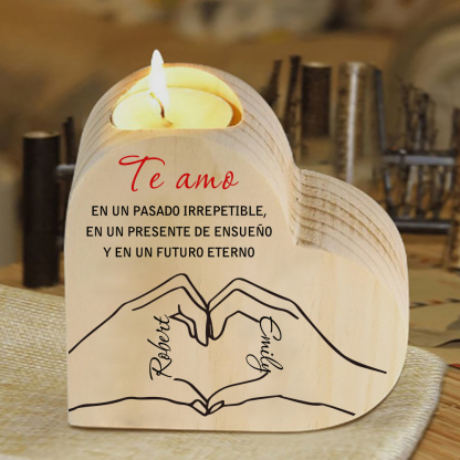 Candelero de madera posando corazón con manos para pareja sin vela personalizado con 2 nombres-Jessemade ES