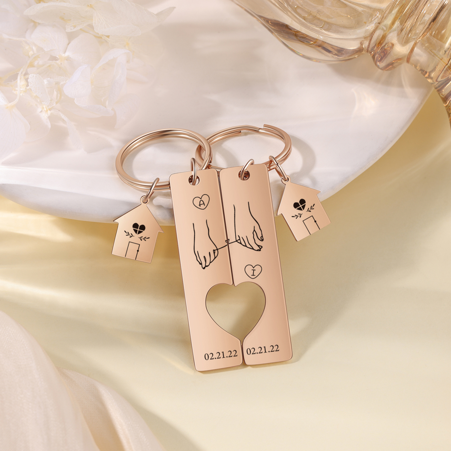 Llavero para pareja manos conectadas por hilo 2 letras personalizadas con fecha dije de casa-Jessemade ES