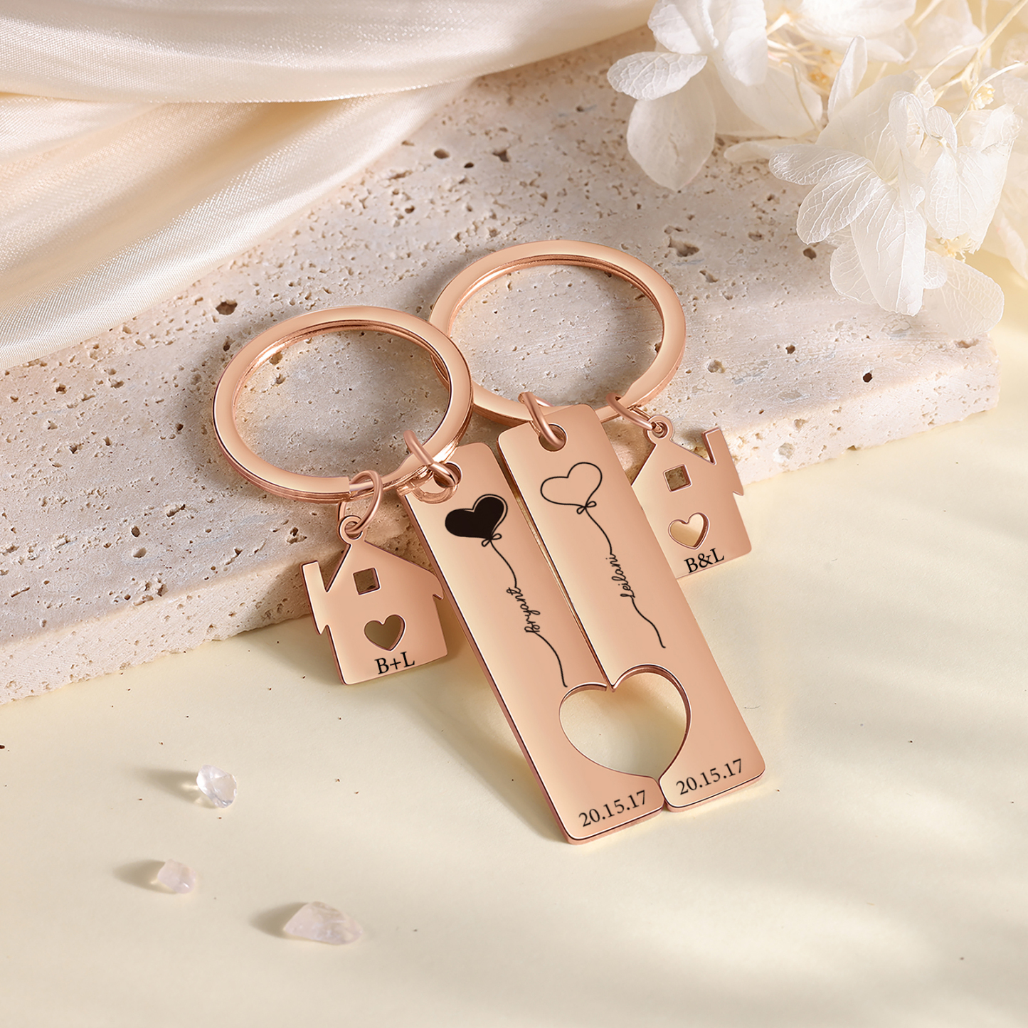 Llavero para pareja corazones 2 nombres, 2 letras personalizados con fecha dije de casa-Jessemade ES