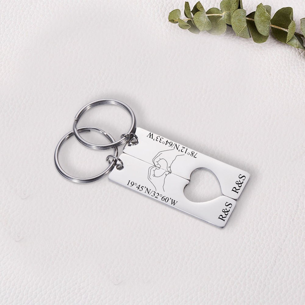 Llavero con corazón encajado para pareja posando corazón con manos 2 letras personalizadas con texto-Jessemade ES