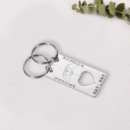 Llavero con corazón encajado para pareja posando corazón con manos 2 letras personalizadas con texto-Jessemade ES