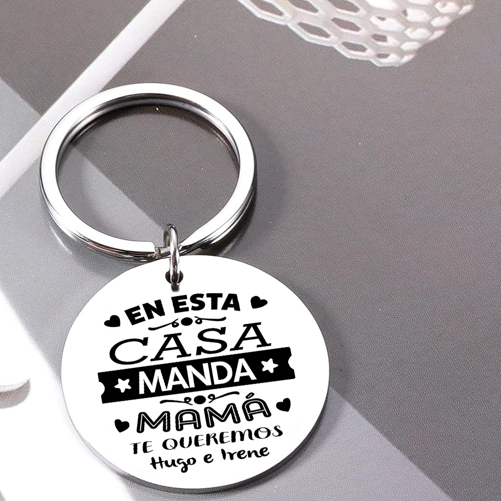 A mi mamá - Llavero de placa redonda "mamá manda" con 1 texto personalizado-Jessemade ES