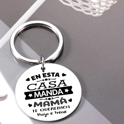 A mi mamá - Llavero de placa redonda "mamá manda" con 1 texto personalizado-Jessemade ES