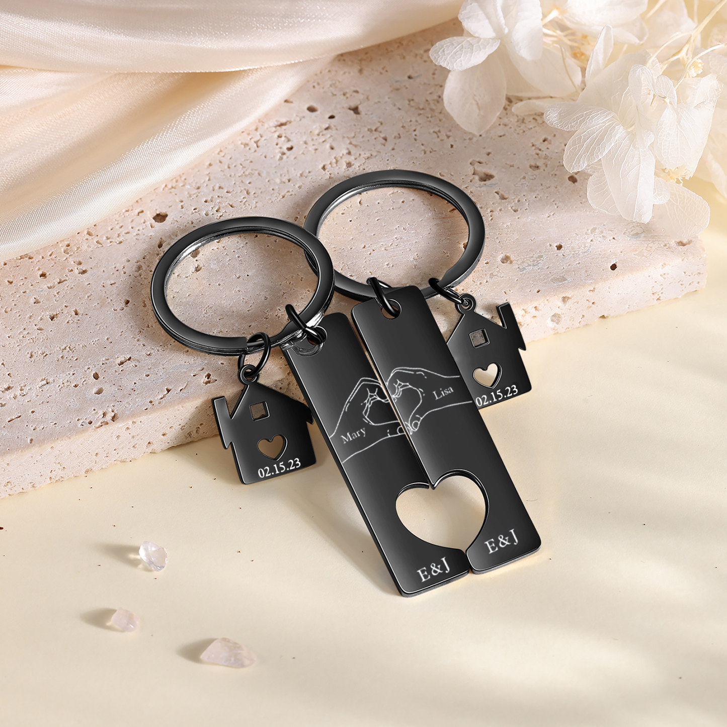 Llavero para pareja posando corazón con manos 2 nombres, 2 letras personalizados con fecha dije de casa-Jessemade ES