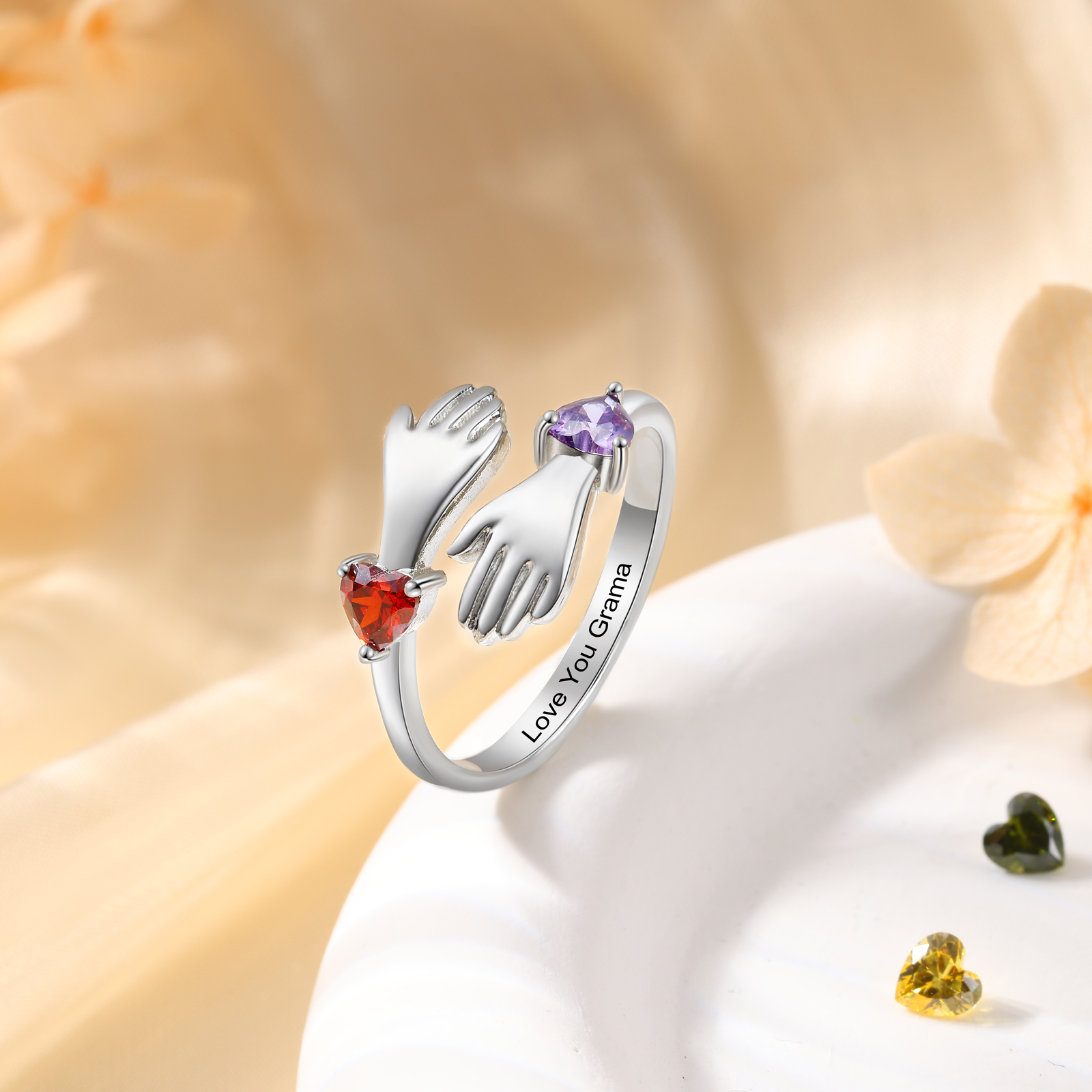 Anillo de manos abrazadas personalizado con corazones de piedras de nacimiento