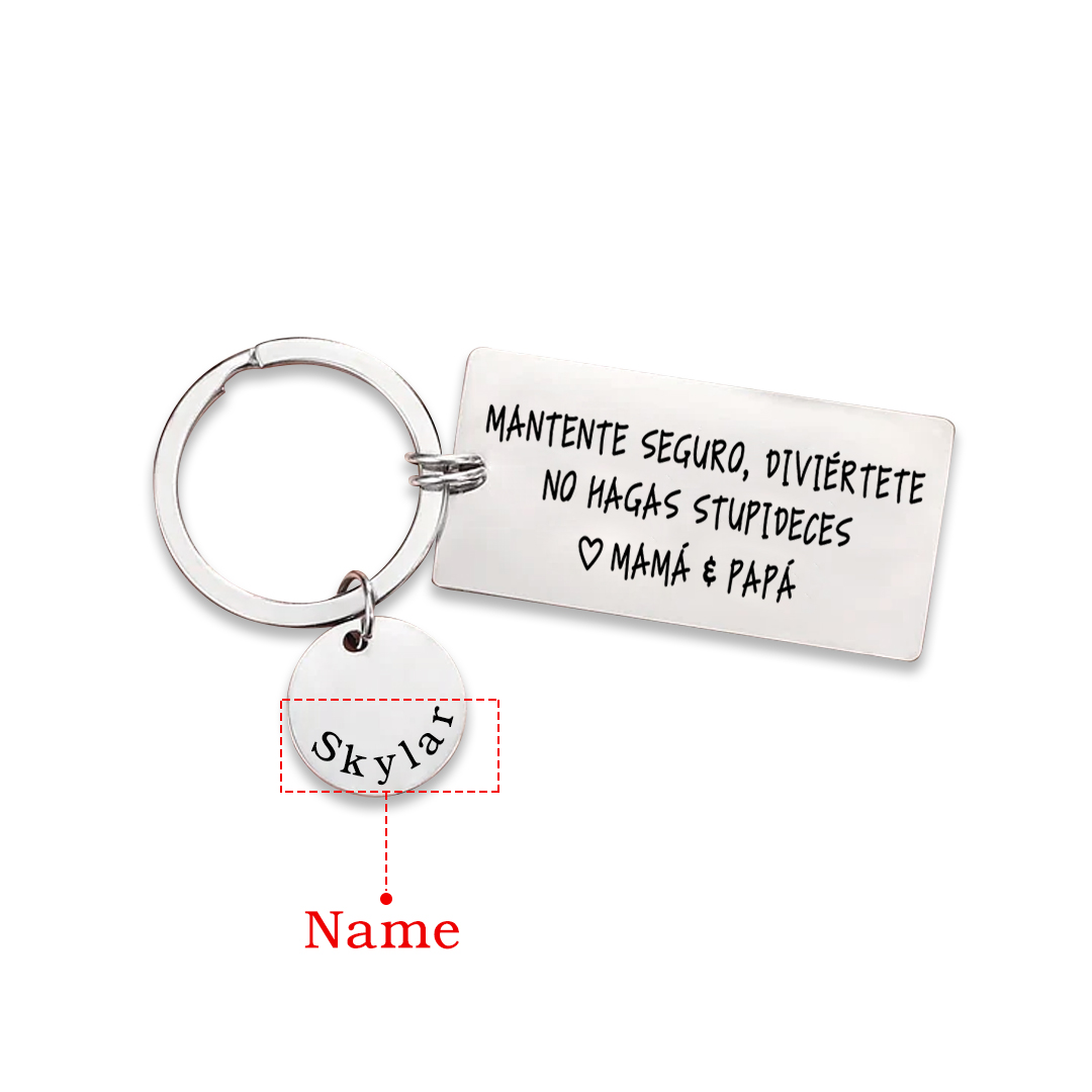 Llavero de placa "MANTENTE SEGURO, DIVIÉRTETE, NO HAGAS STUPIDECES" a hijo de padres 1 nombre personalizado-Jessemade ES