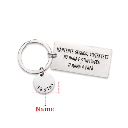 Llavero de placa "MANTENTE SEGURO, DIVIÉRTETE, NO HAGAS STUPIDECES" a hijo de padres 1 nombre personalizado-Jessemade ES