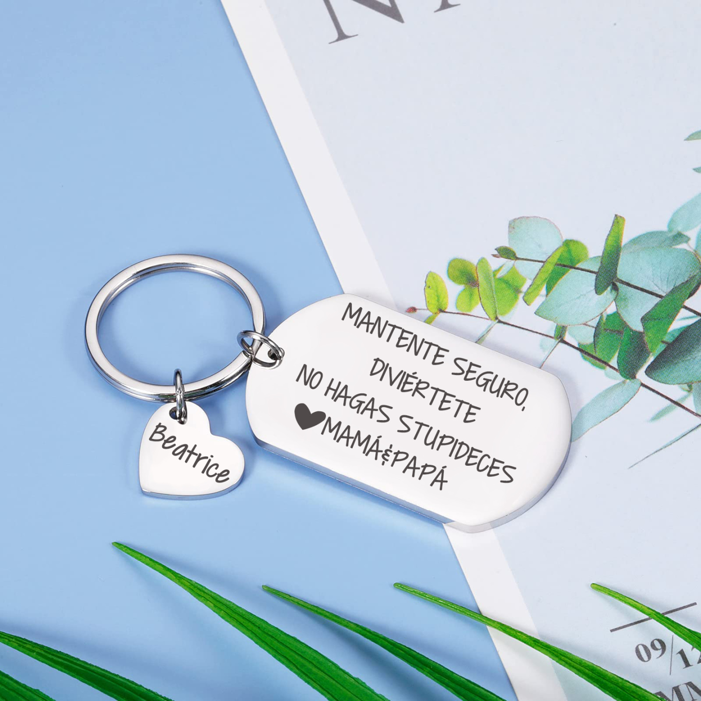 Llavero de placa "MANTENTE SEGURO, DIVIÉRTETE, NO HAGAS STUPIDECES" a hijo de padres 1 nombre personalizado-Jessemade ES