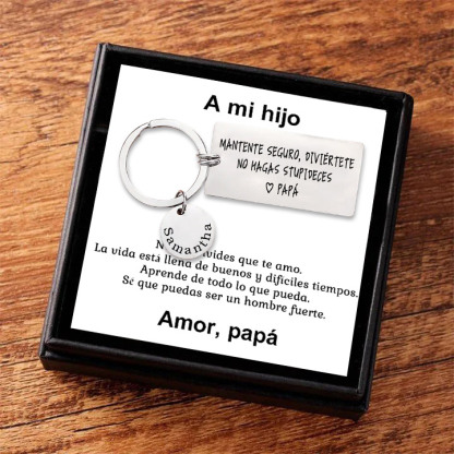 Llavero de placa "MANTENTE SEGURO, DIVIÉRTETE, NO HAGAS STUPIDECES" a hijo de padres 1 nombre personalizado-Jessemade ES