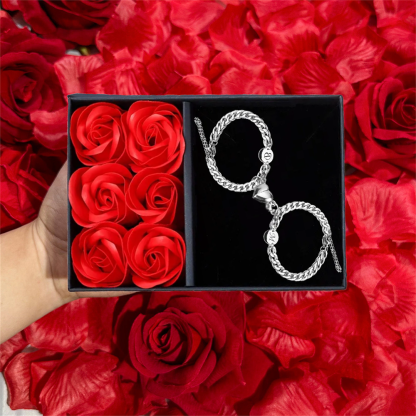 Pulsera compartida para pareja de acero personalizada con 2 letras con dije de corazón magnético | Jessemade