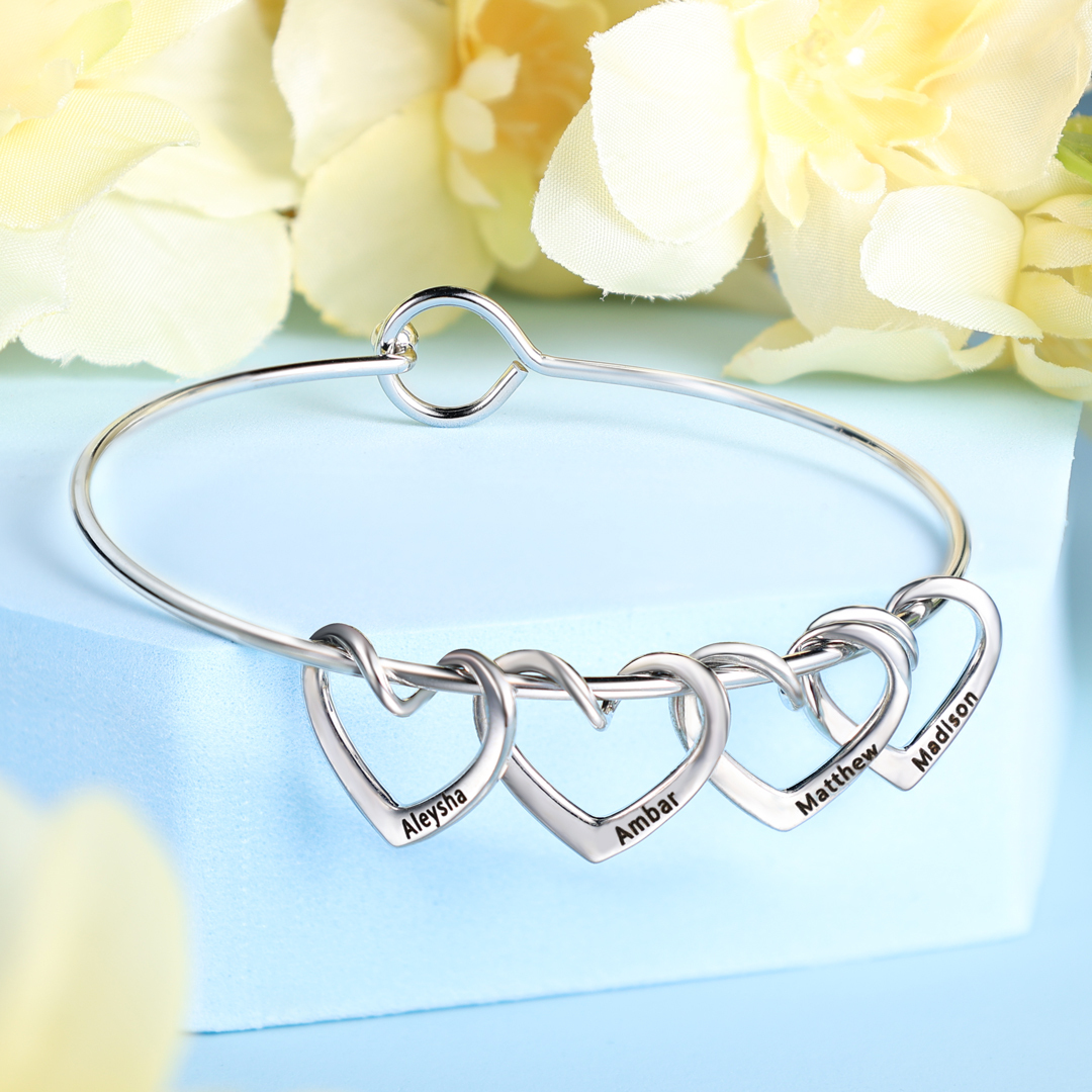 Pulsera con 4 nombres personalizados en 4 dijes de corazón-Jessemade ES