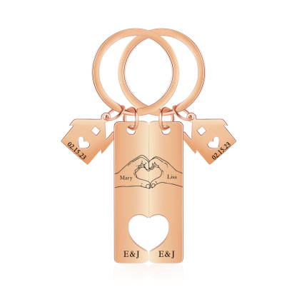 Llavero para pareja posando corazón con manos 2 nombres, 2 letras personalizados con fecha dije de casa-Jessemade ES