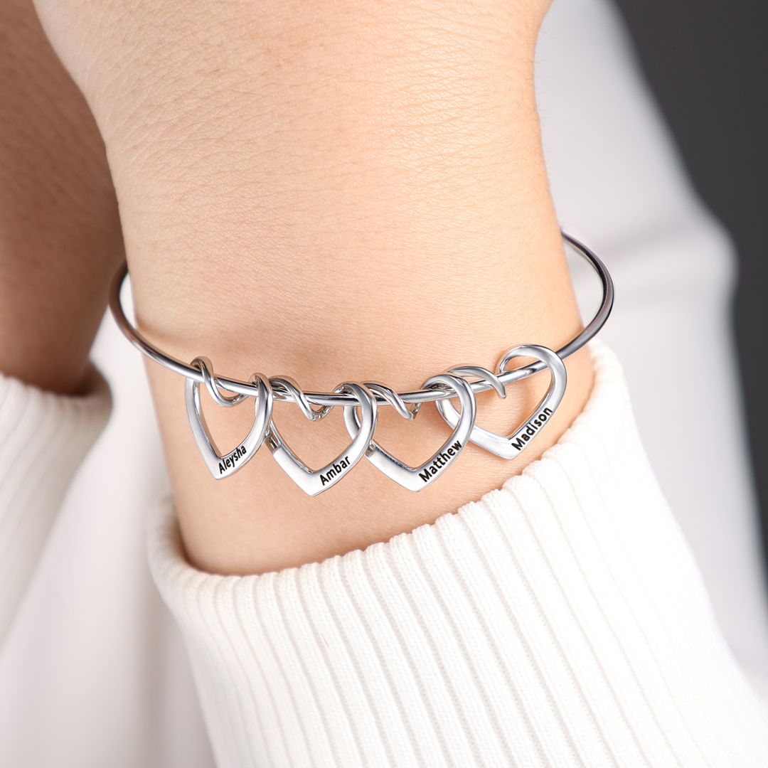 Pulsera con 4 nombres personalizados en 4 dijes de corazón-Jessemade ES