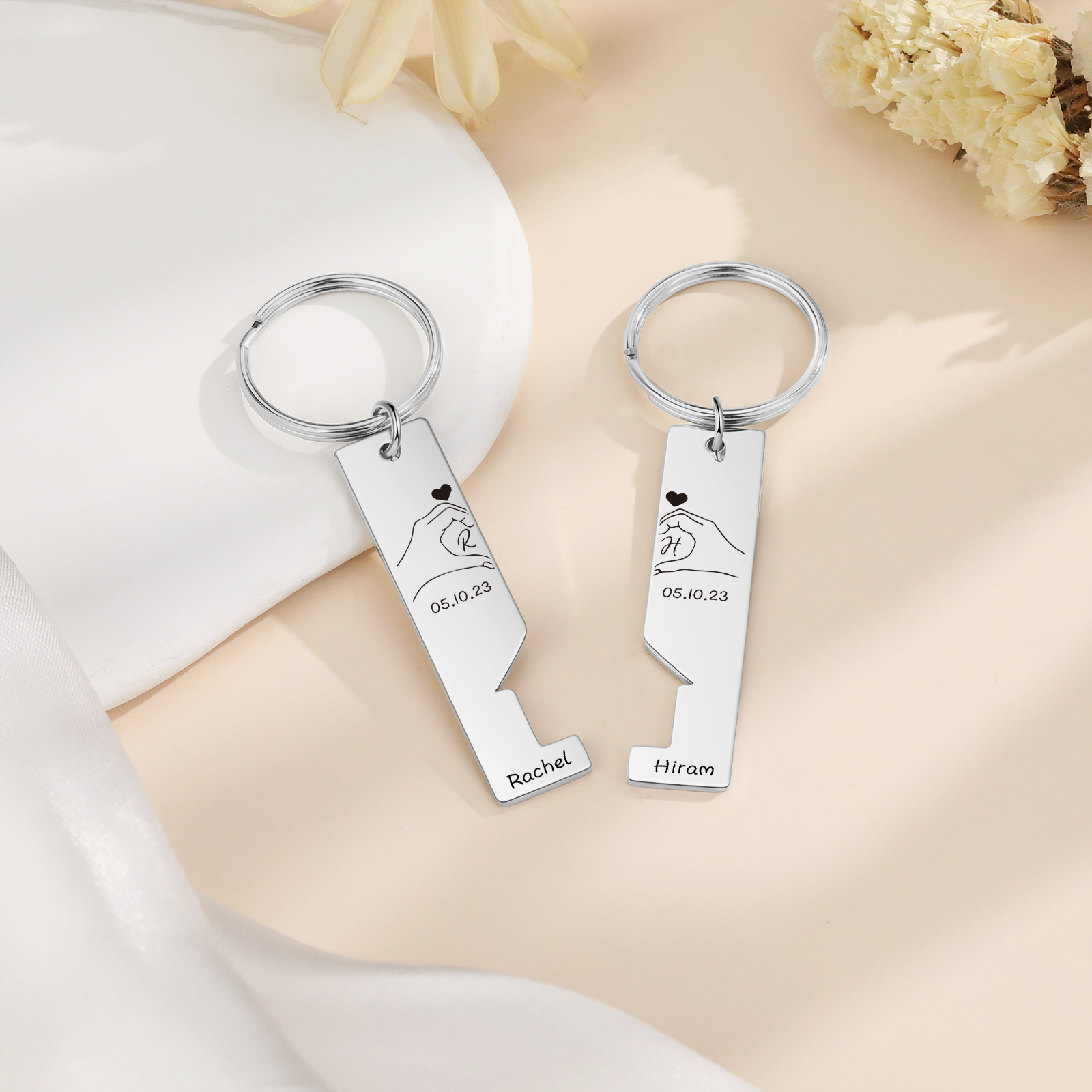 Llavero con casa encajada para pareja posando corazón con manos 2 nombres, 2 letras personalizadas con fecha-Jessemade ES