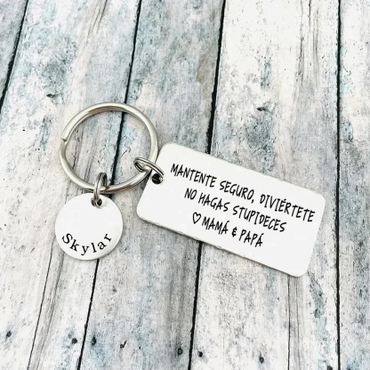 Llavero de placa "MANTENTE SEGURO, DIVIÉRTETE, NO HAGAS STUPIDECES" a hijo de padres 1 nombre personalizado-Jessemade ES