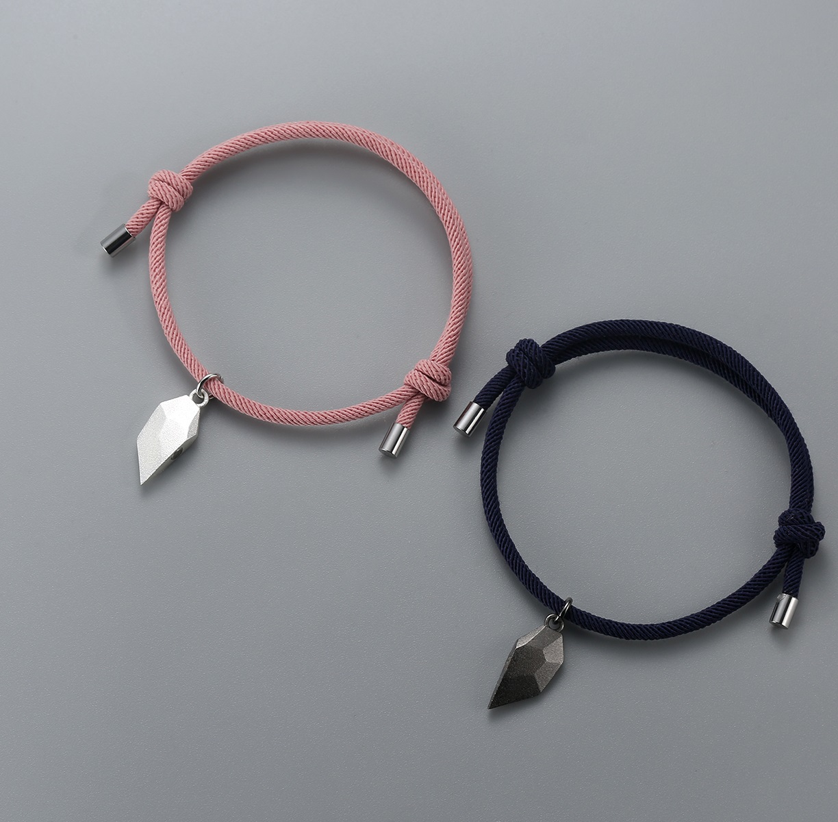 Pulseras de cuerda personalizadas con 2 letras para pareja con dije de corazón magnético | Jessemade