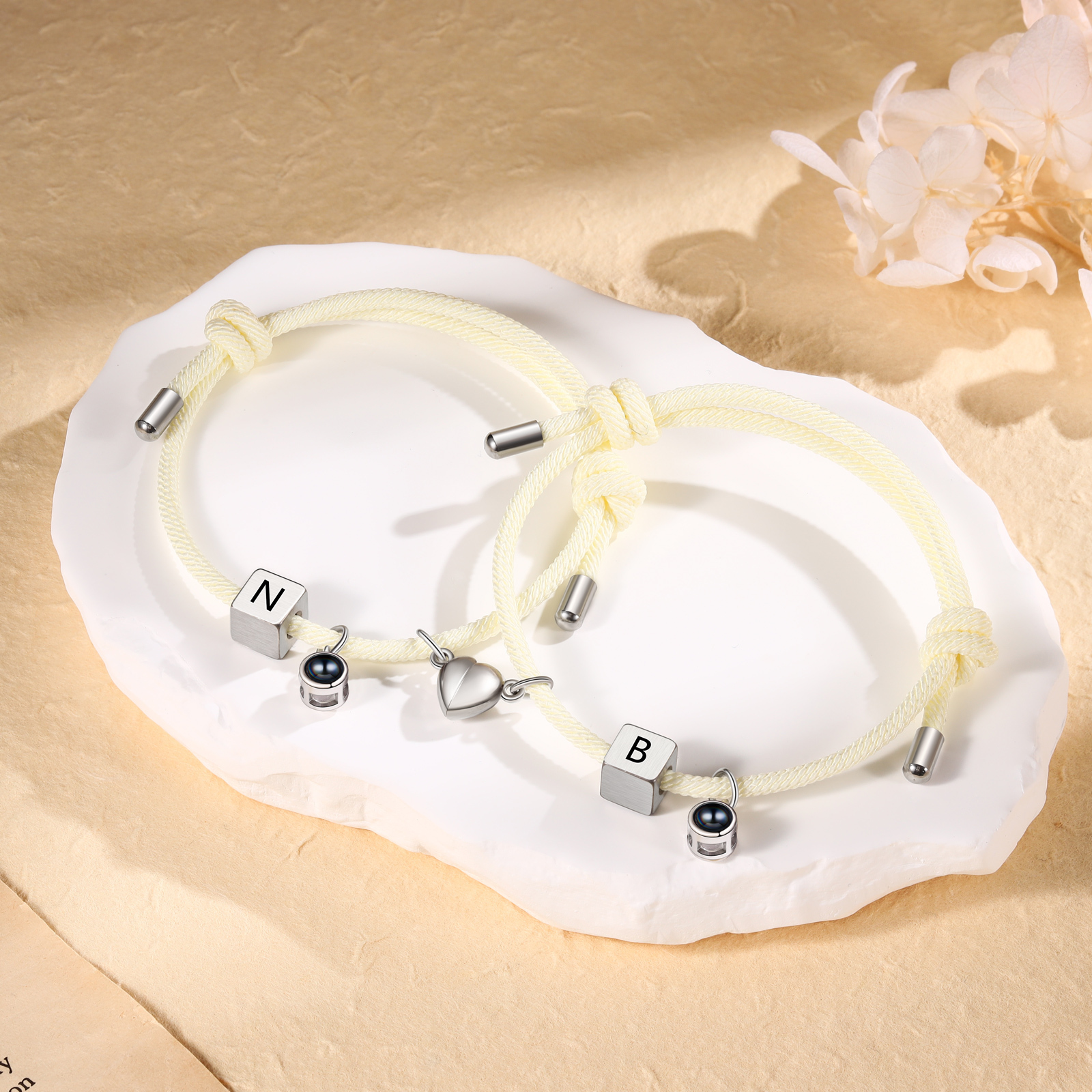Pulsera de cuerda para pareja personalizada con 2 letras con proyección de foto y dije de corazón magnético-Jessemade ES