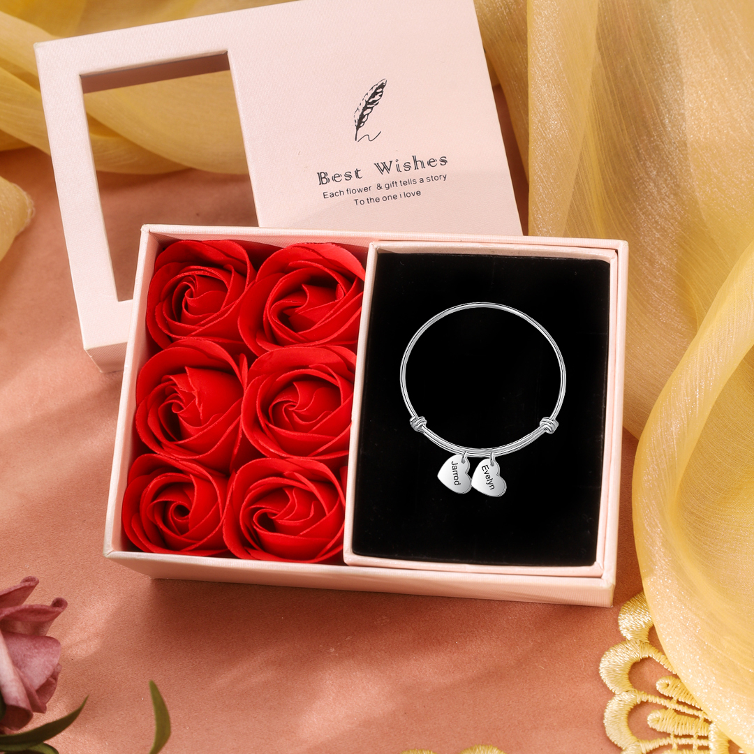 Pulsera con 2 nombres personalizados y 2 dijes de corazón-Jessemade ES