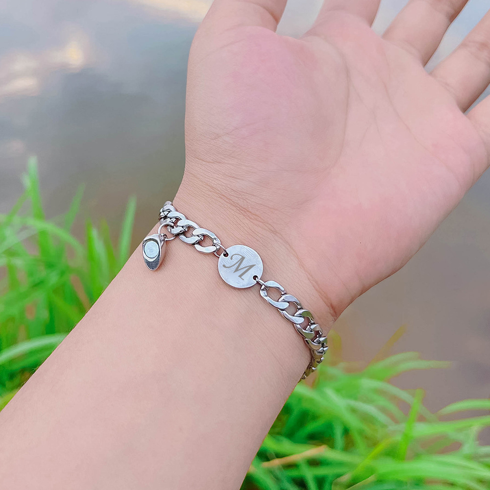 Pulseras de acero personalizadas para pareja con dije de corazón de rompecabezas magnético 2 letras-Jessemade ES
