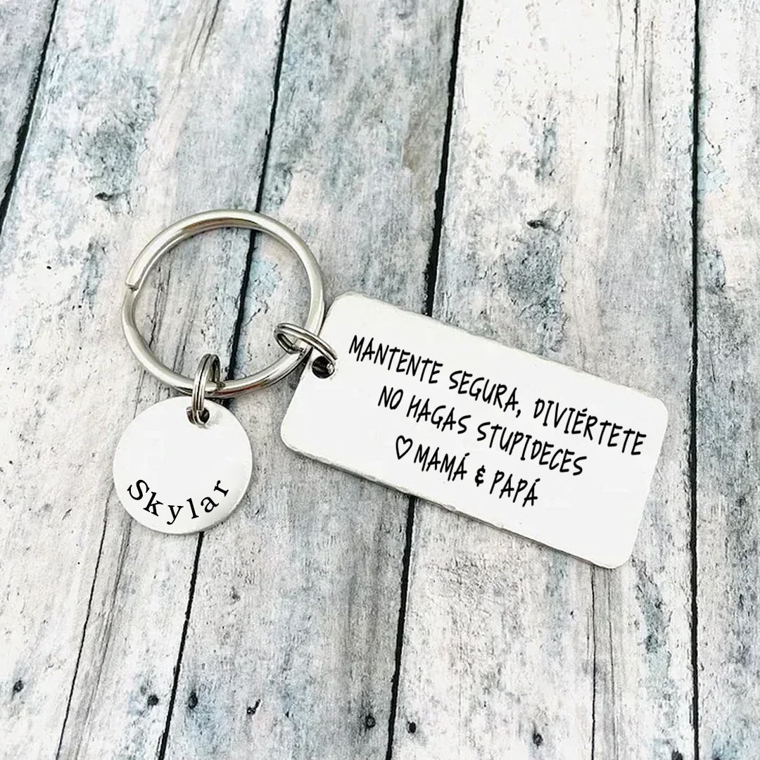 Llavero de placa "MANTENTE SEGURA, DIVIÉRTETE, NO HAGAS STUPIDECES" a hija de padres 1 nombre personalizado-Jessemade ES