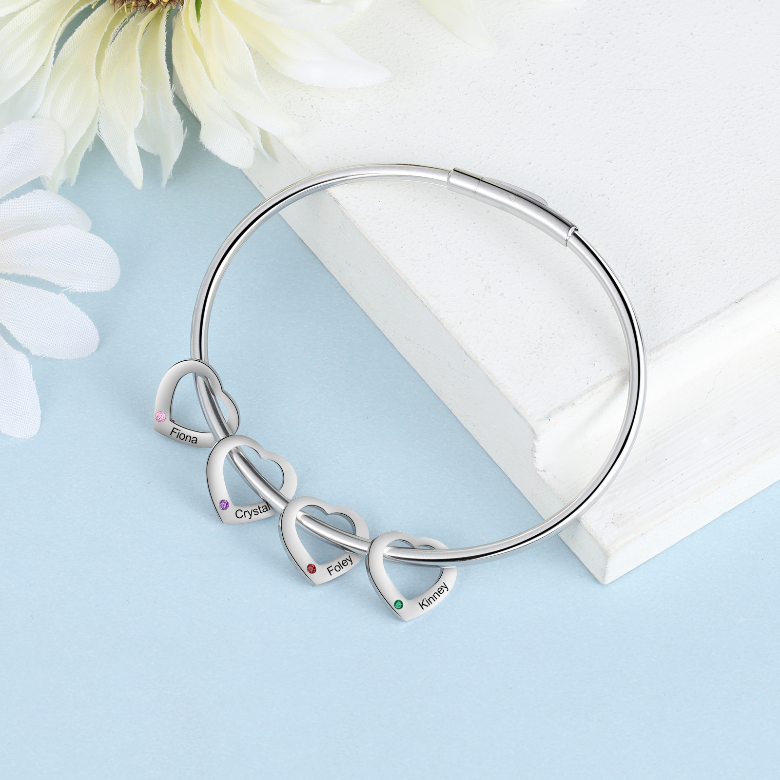 Pulsera con colgantes de corazón personalizados con 4 nombres y 4 pied